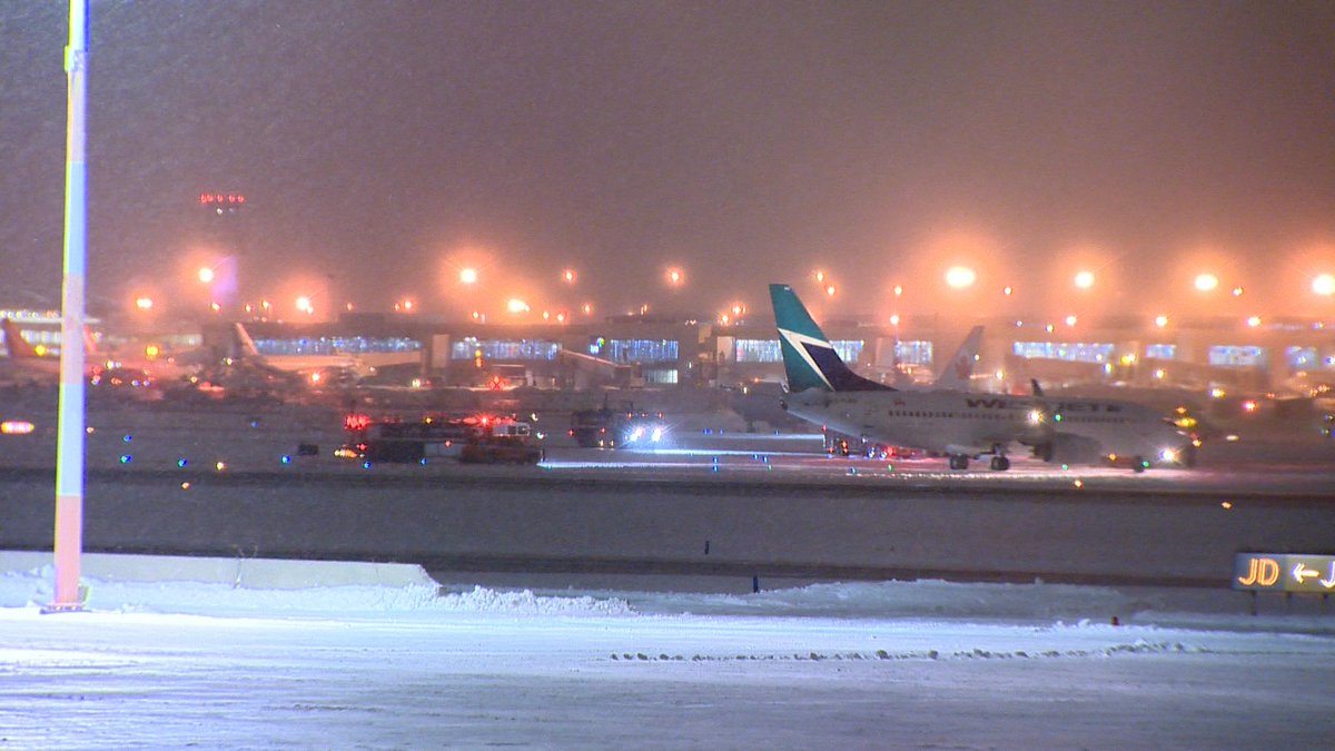 JeremyCohnTV's tweet photo. .@WestJet flight #WS670 from Calgary landed @TorontoPearson, and partially went off the taxiway into a grassy area. No injuries reported. Several emergency crews are on scene. Passengers remain on the aircraft. https://t.co/oQN6hMYnlW