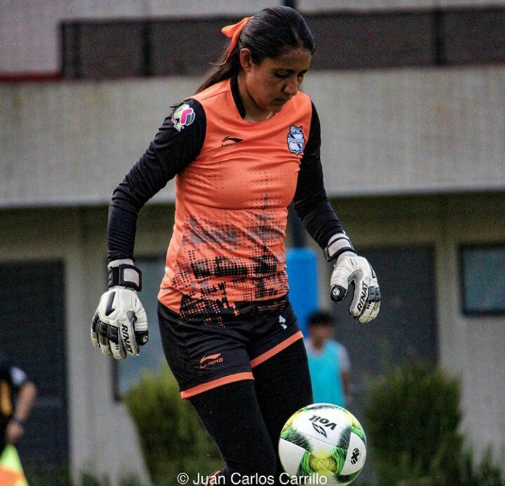 En la portería me dejo llevar por los vientos y que las circunstancias me den vueltas con tal de alcanzar los balones. #BrissaRangel#1 ⚽.