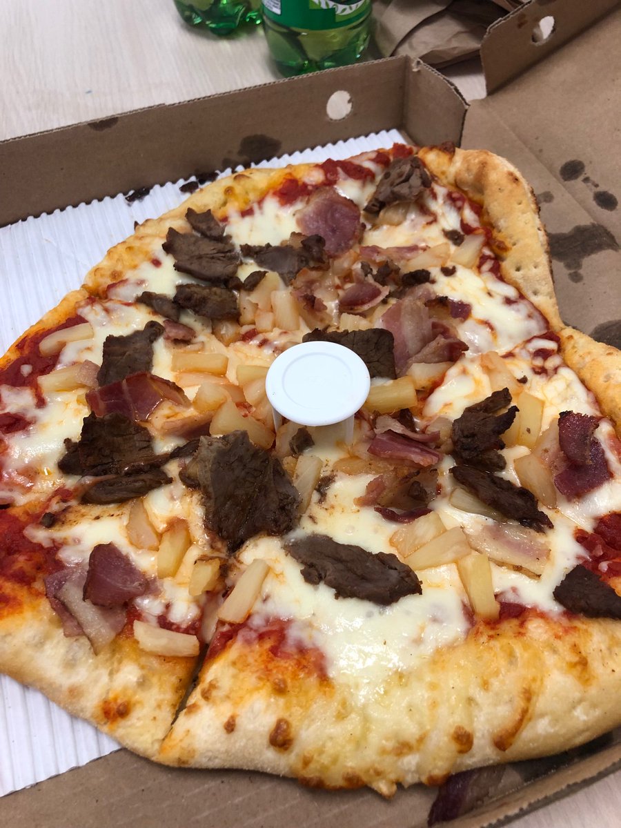 ChantalSinc's tweet photo. Hey @PizzaPizzaLtd this is not a Hawaiian pizza and $20 down the drain since my girl doesn’t eat beef https://t.co/kX4LaQzycn