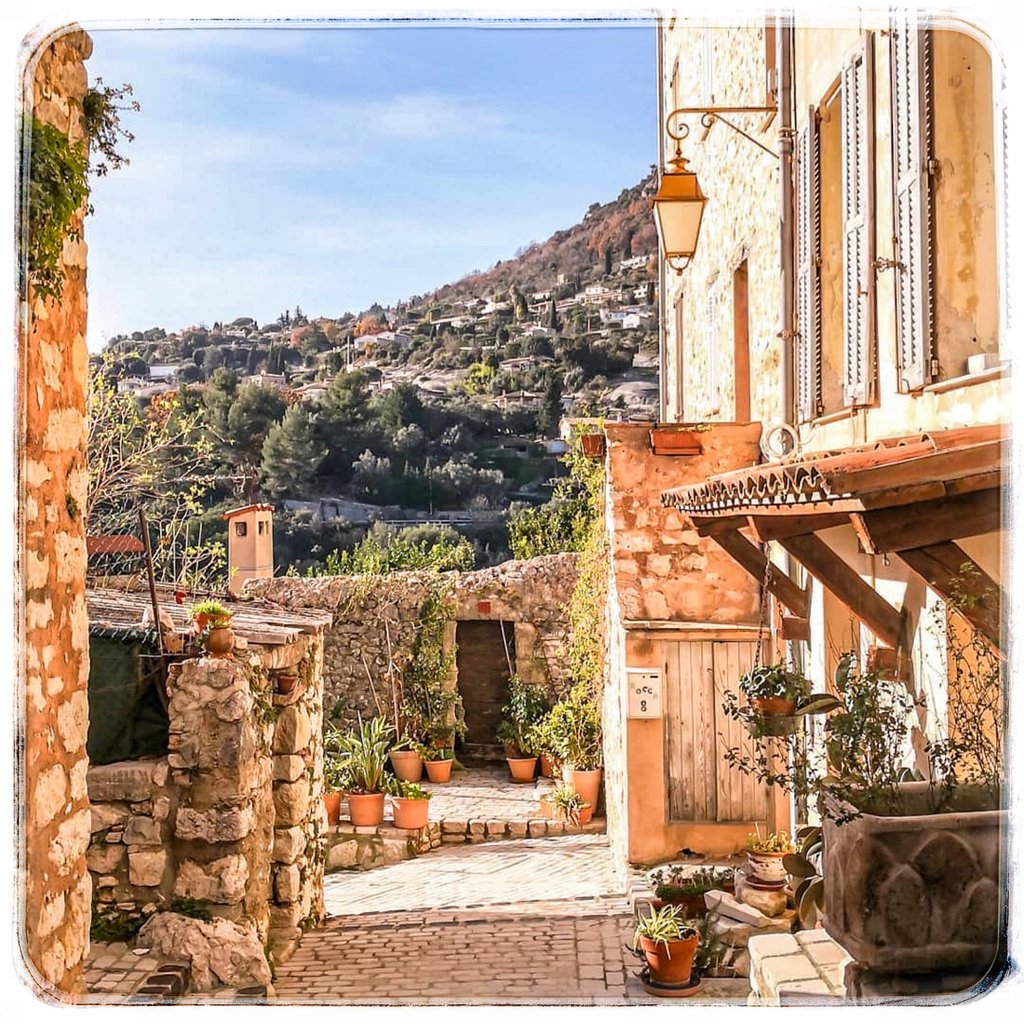 Focus: nos jolis villages de #provence 😍 #tourrettessurloup
.
📸 @pinayflyinghigh on IG
➕ bit.ly/2FL0IxK
.
#CotedAzurFrance #VisitCoteDazur #frenchriviera #streetphotography @VisitCoteDazur @SouthofFrance #RivieraSuccess #myprovence  @LavergneEugenie #jeudiphoto