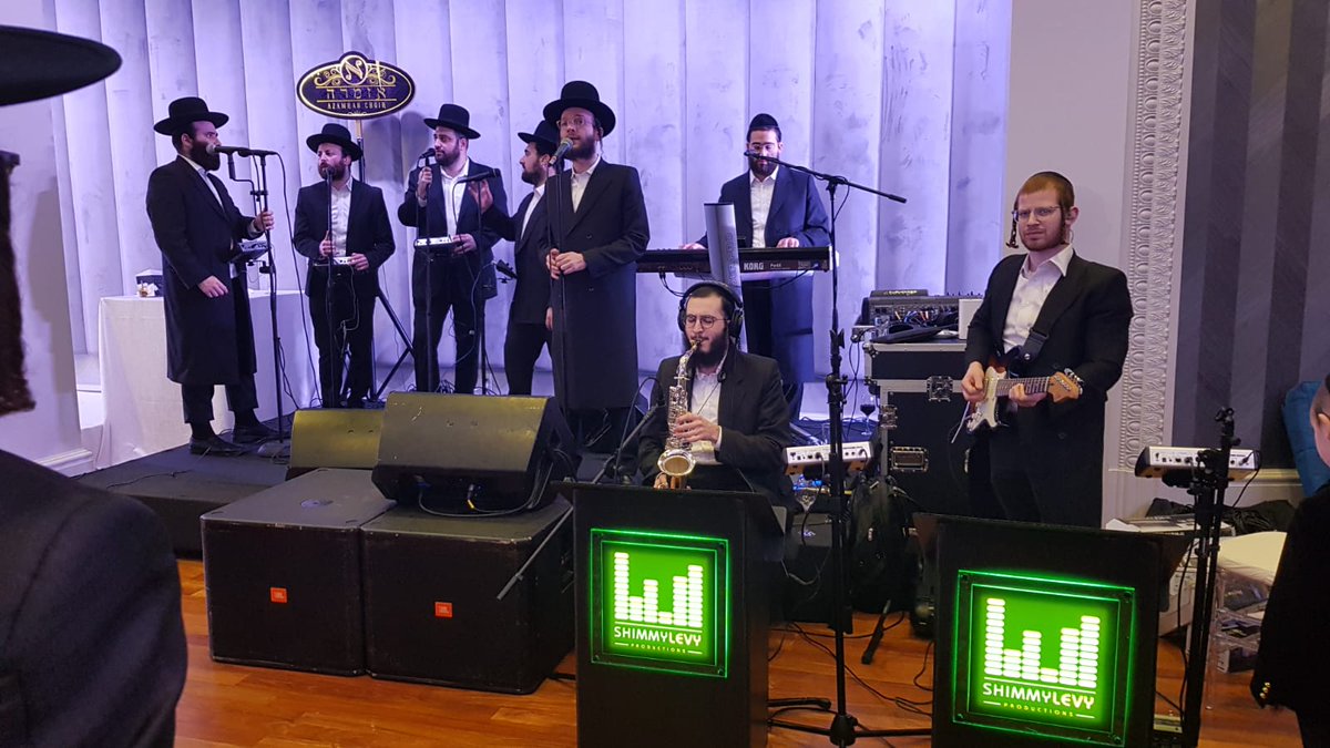Tonight's wedding at @ Krasnahall
.
.
.
🎹 <a href="/ShimmyLevy/">Shimmy Levy</a> 
.
🎙 <a href="/MenachMoskowitz/">Menachem Moskowitz</a> 
.
🎤 <a href="/AzamrahChoir/">Azamrah Choir</a> 
.
🎸 <a href="/pinnymandel/">pinny mandel</a> 
.
🎷 <a href="/yossi_zeiger/">Yossi Zeiger</a> 
.
#simchas #Jewish #wedding #boropark #groovin #azamrah
