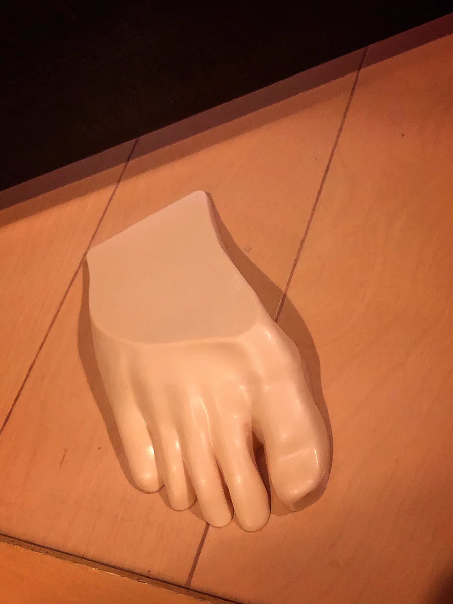 こんなんドアから見えてたら怖すぎる・・・ビビリさんには向いていないドアストッパーwww