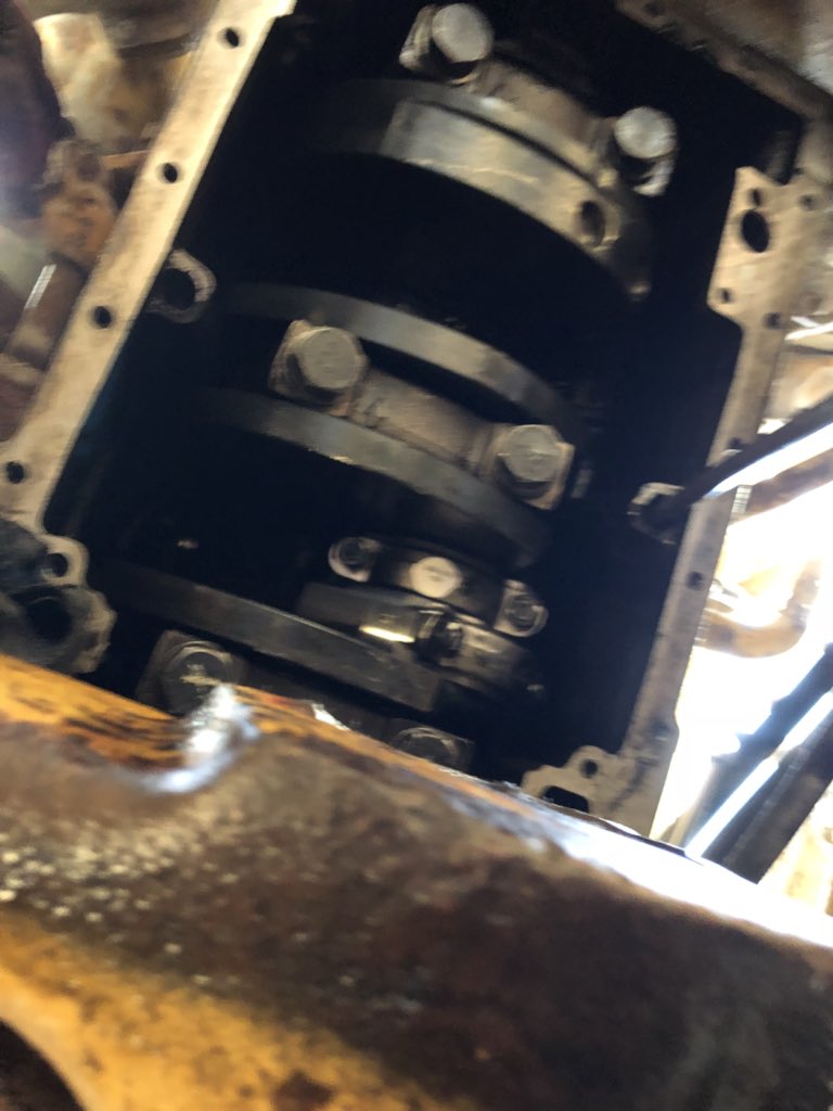 yabaibrand0244's tweet photo. いやー疲れた(u_u)

ブルドーザー（D9R）車載でのエンジン メタル交換…大変だった！中腰&amp;狭いで何回も脚つったw

#重機 #D9R #caterpillar #エンジン #メタル交換 #V8 #重機屋 https://t.co/OmsBWE1cKK