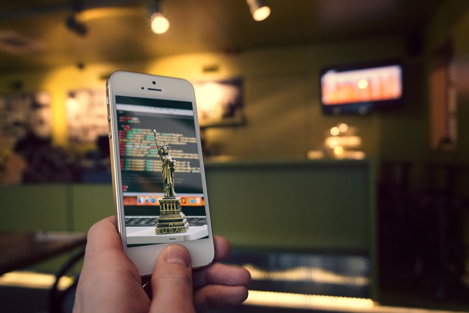 ClemLelardoux's tweet image. En moyenne, on scroll 90 mètres de contenu par jour sur notre écran avec le pouce. C&apos;est par exemple la hauteur de la statue de la Liberté... #ContentSnacking 🗽 Il est donc possible qu’à l’avenir tout le monde ait &quot;la bosse du smartphone&quot; sur l’auriculaire... 🤔 📲