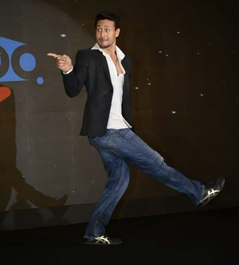 Are you an asli bollywood fan? #ShemarooMe app is launching just for you! Stay tuned to @ShemarooMe for more LIVE updates of the launch! @iTIGERSHROFF #TigerShroff #BollywoodKeAsliFans
@TeamTIGERSHROFF @AyeshaShroff @bindasbhidu
