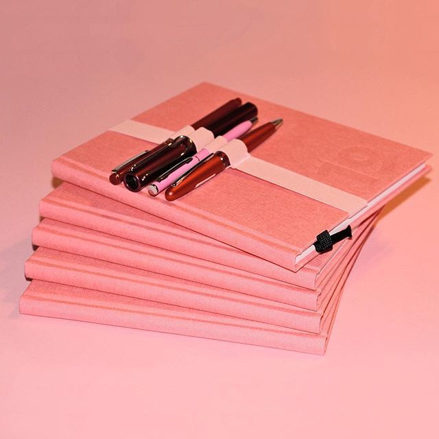 bookbinders's tweet image. Don’t forget your sweetheart! 💞 bit.ly/2N4fbGA