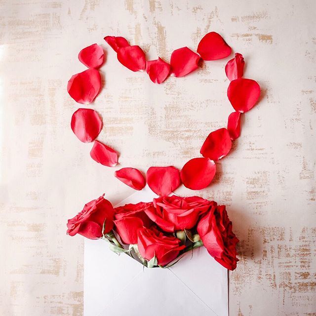 “If I had a flower for every time I thought of you ... I could walk through my garden forever. — Alfred Tennyson”❤️A lovely quote to remind us what the power of LOVE can do. Happy Valentine’s Day! 😊💕
.
.
.
@creativelysquared @lovebitescookies #cs_sho… bit.ly/2N6azQr