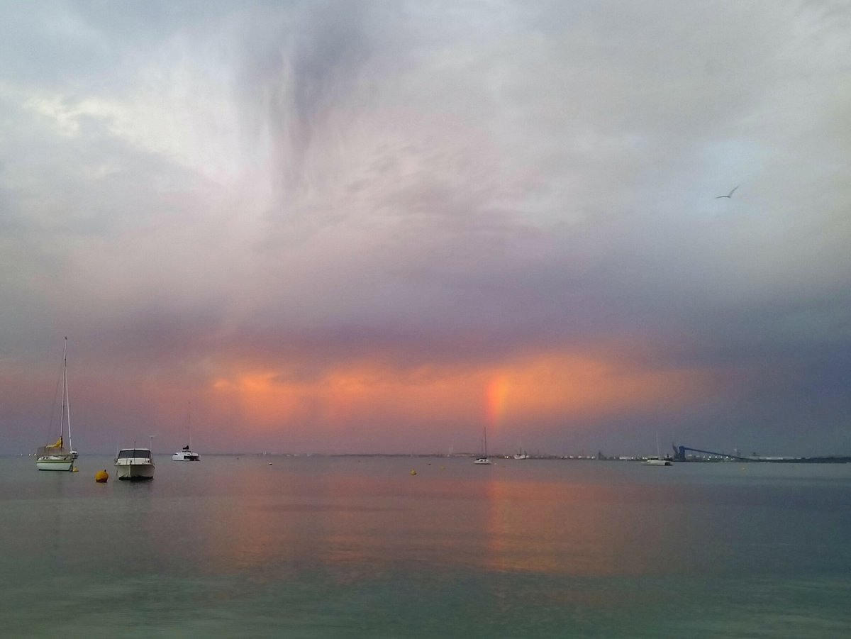 K_A_Wray's tweet photo. Yesterday in #WesternAustralia @RockinghamCity this happened. #rainbow #StormHour #CockburnSound #clouds https://t.co/XG4OGyrEpA