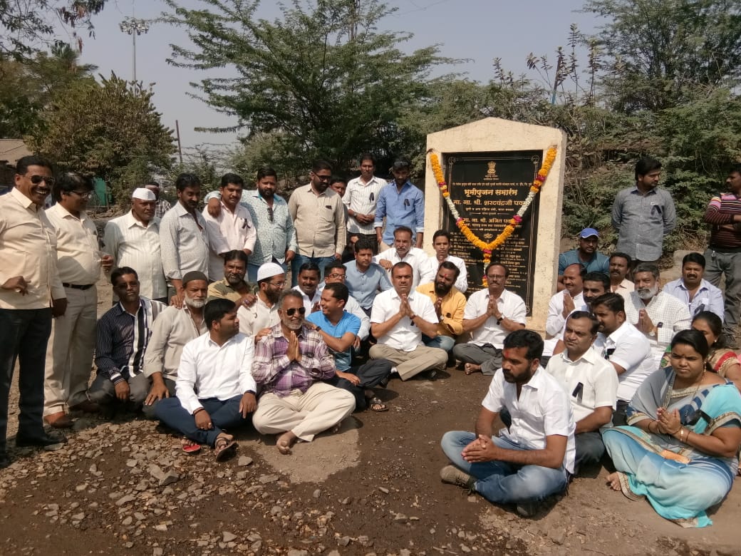 दौंड शहरातील तिसऱ्या कुरकुंभ मोरीचे भूमिपूजन होऊन ५ वर्षे झाली तरी काम सुरू झाले नाही व ज्यांनी या कामाला स्वतःच्या फायद्यासाठी विरोध केला याचा निषेध म्हणून आज दौंड शहरातील कुरकुंभ मोरी येथे मा.आ.रमेशआप्पा थोरात यांच्या उपस्थितीत धरणे आंदोलन करण्यात आले.<a href="/supriya_sule/">Supriya Sule</a> <a href="/ncp_daund/">शरदचंद्रजी पवार साहेब सोशल मिडिया दौंड</a>