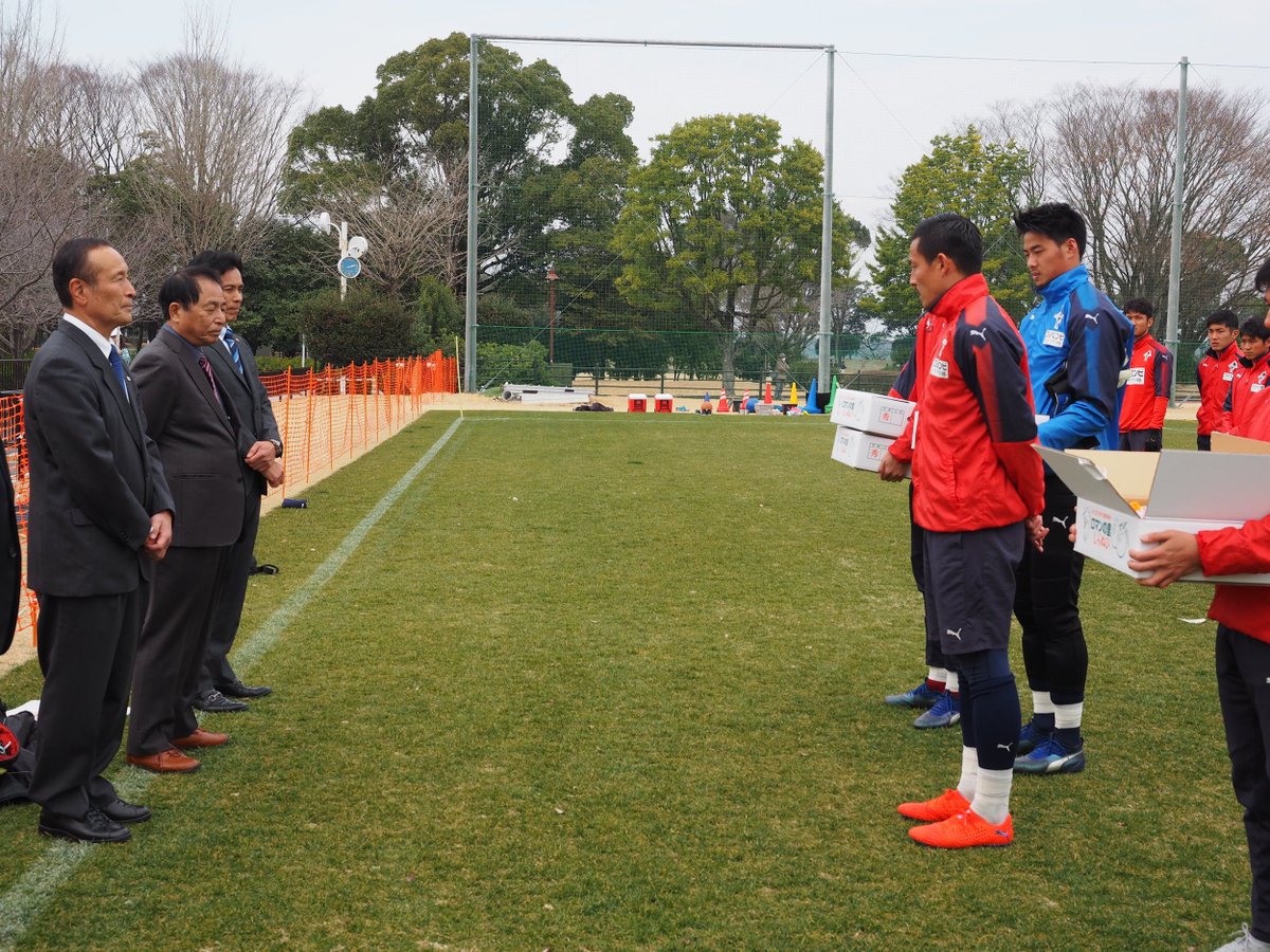 ロアッソ熊本 Official No Twitter 熊本県サッカー協会の役員の皆様が練習場を訪れ トップチームに デコポン の激励品をいただきました 熊本県サッカー協会 副会長の河田様より激励の言葉をいただきました 熊本県サッカー協会の皆様 誠にありがとうございます