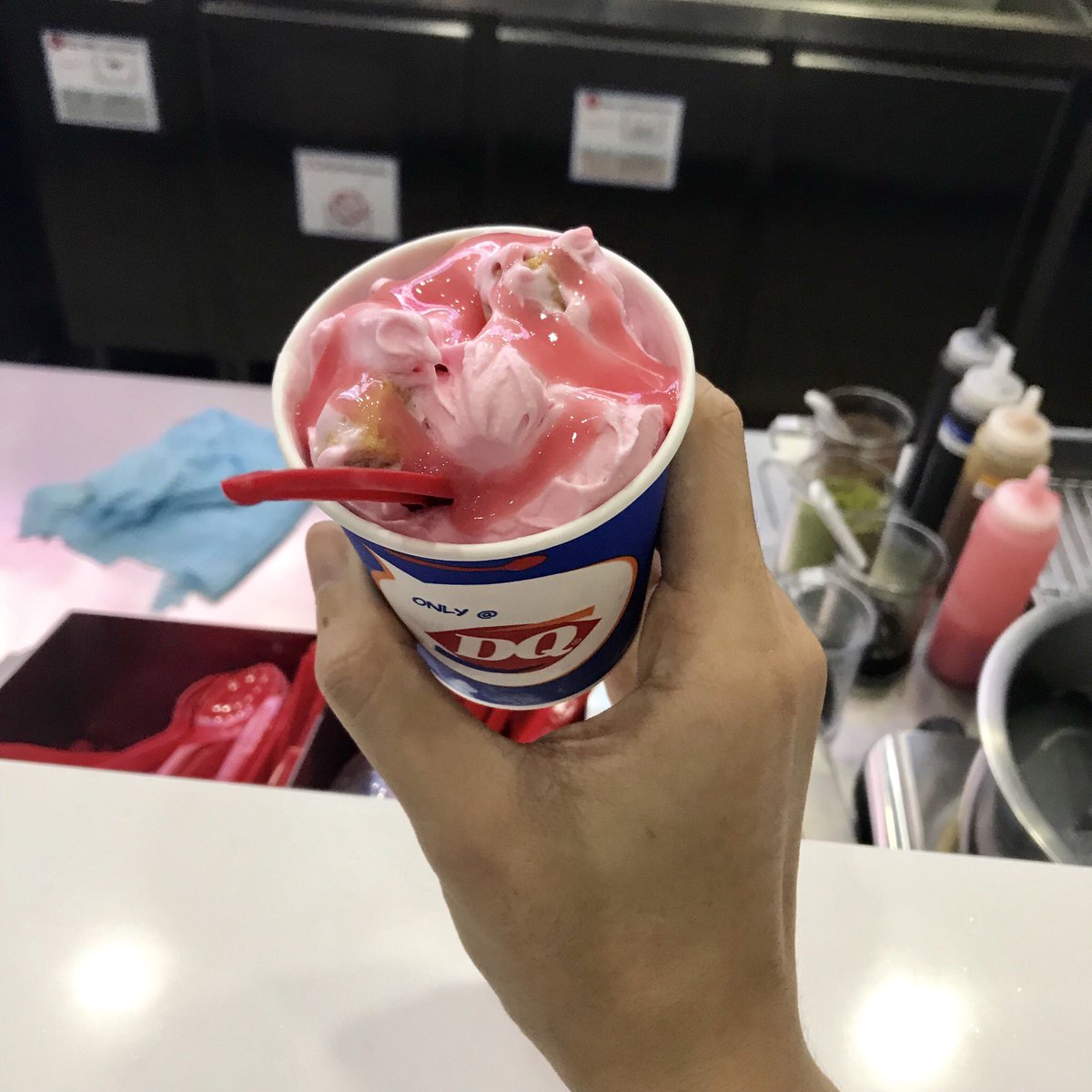 bbigkachu's tweet photo. ใครที่ได้ดอกไม้ฟรีแล้วอย่าลืมไปรับไอติมฟรีจาก dtac กันที่ Dairy Queen นะ มีจำนานจำกัดด้วยรีบไปมีแค่วันวาเลนไทน์แค่วันนี้วันเดียว สำหรับใครที่ใช้เครือค่ายดีเทครีบเลย

#รีวอร์ดรีวิว https://t.co/Mys0qnDQqH
