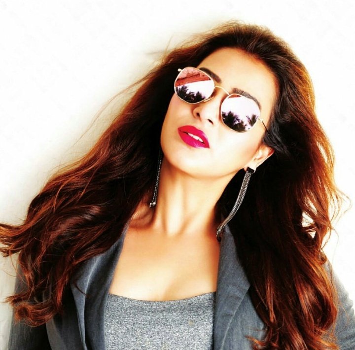 yedilbata_'s tweet photo. Jab Koi Khayal Dil Se Takrata Hai💞
Dil Na Chahkar Bhi Khamosh Rah Jata Hai,💞
Koi Sab Kuchh Kahkar Pyar Jatata Hai,💞
Koi Kuchh Na Kahkar Bhi Sab Bol Jata Hai.💞
#ShilpaMyValentine
#Valentines #ShilpaShinde
Happy #ValentinesDay 
#TrueLoveDay https://t.co/oaHguEhG3L