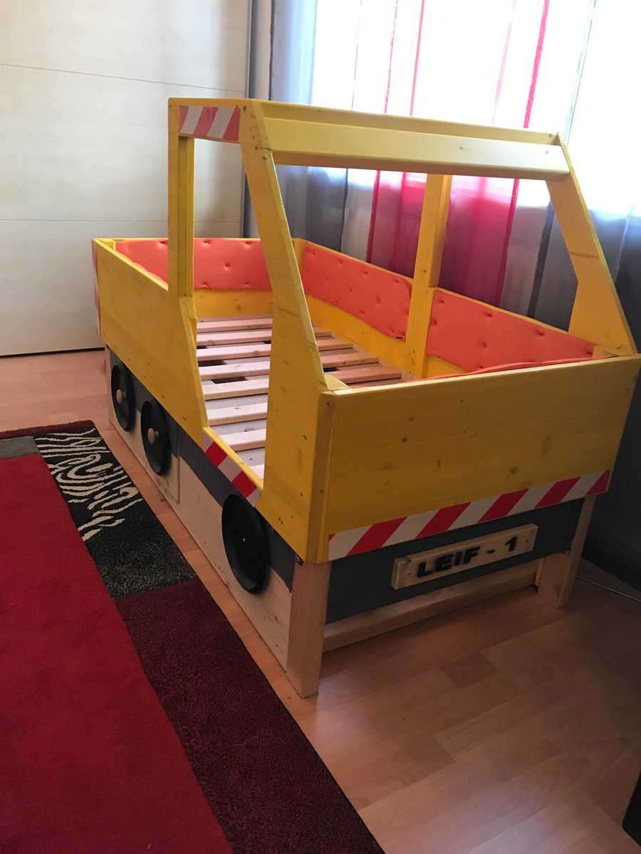 Hier äh, jemand Bedarf an Leifs altem Bett? Er ist ja schon viel zu groß dafür 😱

Find' es aber zu schade zum wegwerfen.