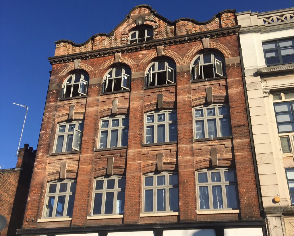 TheHatDistrict's tweet photo. Look up and love Luton's hat making heritage on #ValentinesDay. We ❤️ these beautiful new windows in #HatHouse as part of its careful restoration in the #HatDistrict. Looking great @youandme_archi @fleetarchitects Neville Construction #heritage #arts https://t.co/5ZXWWwXN0B