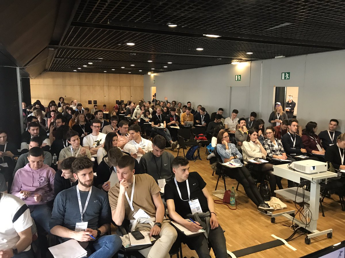 JFEsculier's tweet photo. About to get started on differential diagnosis of anterior knee pain, room was packed even 30 minutes before scheduled time!!! #JFK2019 https://t.co/GlmeLxZTpC