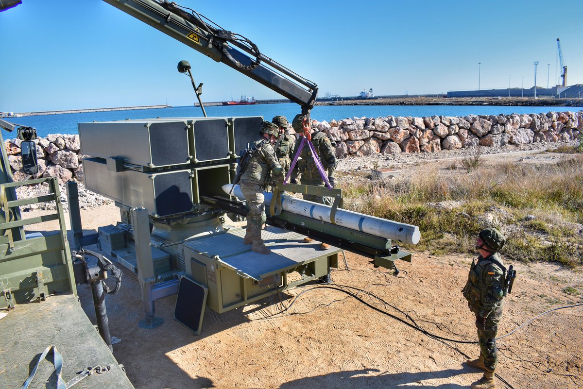 EMADmde's tweet image. #FelizJueves
La Unidad de defensa Antiaérea #UDAA @EjercitoTierra del Mando de Defensa y Operaciones Aéreas  #MDOA vigila 👀 los cielos de #Castellón #24siete encuadrada para la seguridad de los españoles 🇪🇸.

 @EjercitoAire 
#NuestraMisiónTuLibertad