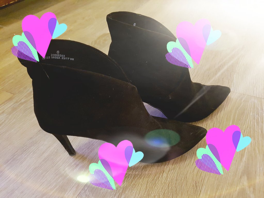 ismekit's tweet photo. Reunited - and it feels so good😍 Remember ladies if you find the *one* never let them get away...buy two pairs in case of misadventure...#perfectboots https://t.co/OL9u5xns1v