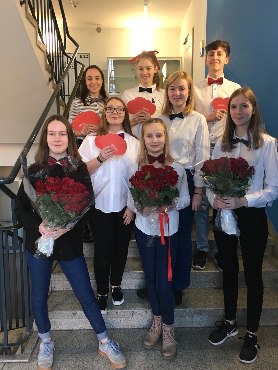 MarienschuleSb's tweet photo. Gelungene Geschenkeaktion unserer Schülervertretung #valentinstag2019 #valentinesday #valentine #freudeschenken 🌹 https://t.co/eY4r3GS03T