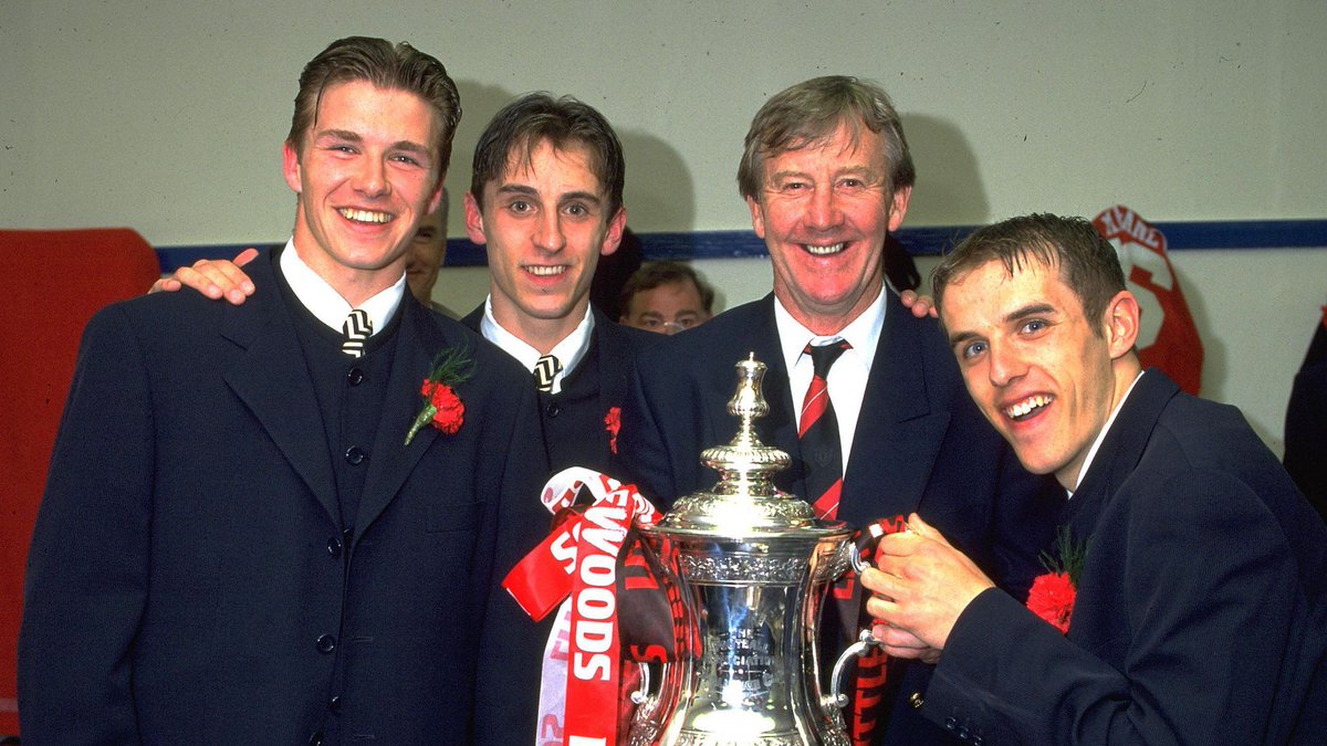 UnitedStandMUFC's tweet photo. RIP Eric Harrison. Played a huge part in the development of United under Sir Alex and The Class of 92. Forever in our hearts Eric

#MUFC https://t.co/R13EndJpUt