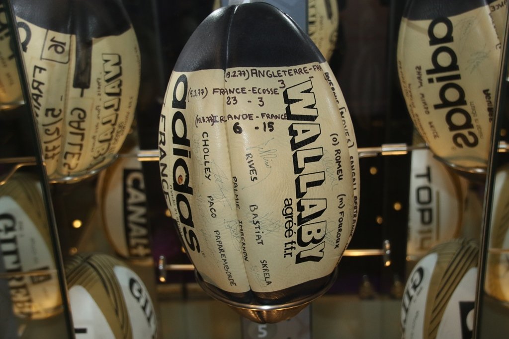 4e_BAC's tweet photo. Visite de #ASMExpérience… Quand les exploits, les grandes victoires et les trophées du passé inspirent l’avenir… Les valeurs du rugby se transposent naturellement au quotidien de nos soldats. https://t.co/7JLxxCaeIP