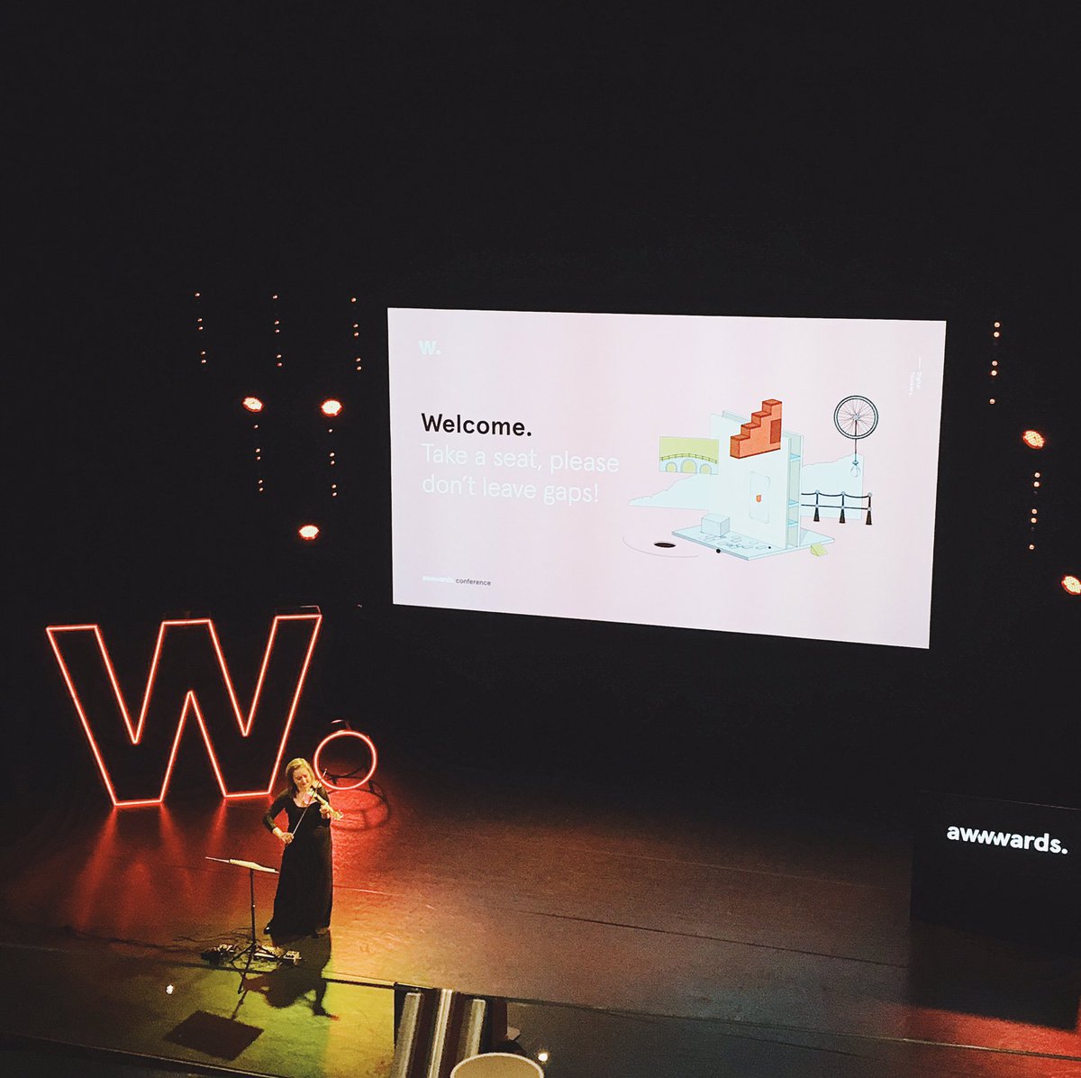 Good morning from #amsterdam #awwwards ✌️

—
#awwwardsams #awwwardsconference #wiesbaden #digital #design #conference #zweischneider