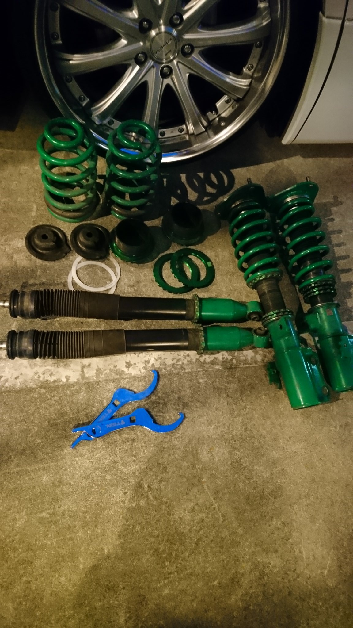 20系アルファード、20系ヴェルファイア、50系エスティマ TEIN 車高調。