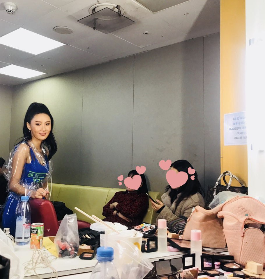 [#화사] 대기실 모습❣️
엠카운트다운 첫 무대인데
본방사수 안하면 #멍청이 😜
퀸화사의 어마어마한 무대, 엠카에서 만나요 👑

#HWASA #엠카운트다운
#HWASA_DEBUT