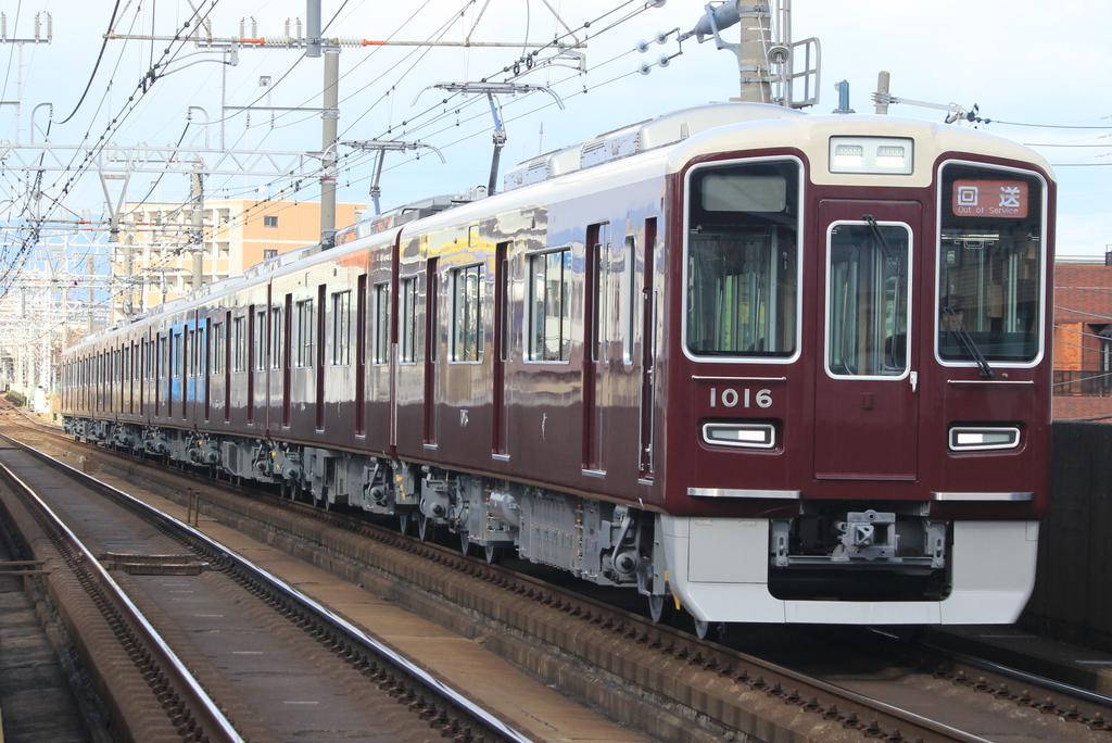 niconico23300's tweet photo. 今日は、バレンタインなのでチョコレートを思わせる阪急電車でもどうぞ(*^^*)

本日、1016Fが正雀ー十三ー西宮北口のルートで配属回送されました。
#阪急電鉄 #阪急電車 #阪急運用 #1016F #チョコレート #バレンタイン https://t.co/LsebZxnBca