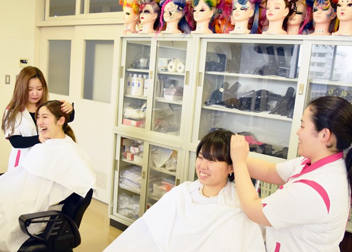 新潟理容美容専門学校 今日の2年生 スタンドシャンプー実習 スタンドシャンプー は お客様がイスに腰掛けた状態で シャンプーを行うため 首への圧迫感が少ない理容ならではのシャンプー方法です みんな気持ちよさそうなシャンプーができ