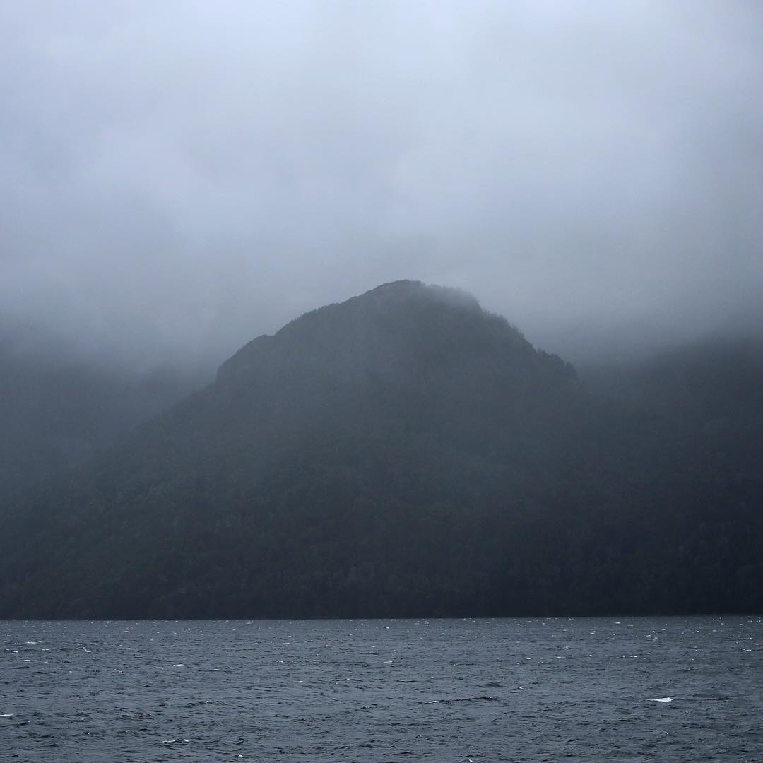 VILLA TRAFUL
Mediodía de verano en la Patagonia húmeda.
#cerro #lluvia #lluviadeverano #summerrain #naturephoto #naturephotography #cloudy #nublado #fotodelluvia #rainphoto #diagris #greyday #travelpatagonia #travelgram #gris #grey #lluvia #grises #traful #villatraful
Augusto.472