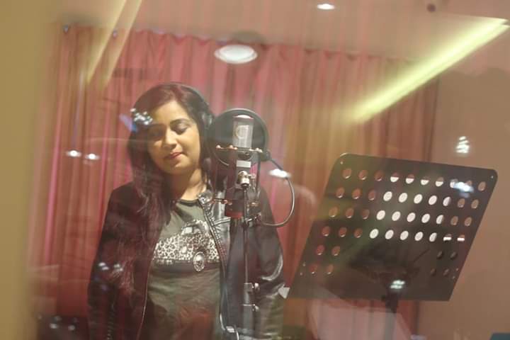 SonaSsg's tweet photo. *EXCLUSIVE CLICKS*(SET-1)
Behind the scenes! 😊
The Nightingale of India @shreyaghoshal 's recent recording session for her latest song #Manmaze from the #Marathi movie: #Dhumas in the magical collaboration of #SonuNigam ji. 
Keep enjoying the song here:
https://t.co/nbvtpmv5l7 https://t.co/hs9t5PUlTw