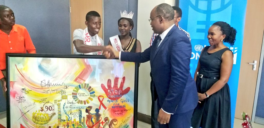 unwomenuganda's tweet photo. Ugandan Network of Young People Living w/ HIV/AIDS @UNYPA1 hands over today @unwomenuganda the artwork from Campaign across #Uganda to fight stigma & discrimination against youth living with #AIDS
@RMalango2015
@DerexBriggs
#Africa
#YouthEmpowerment https://t.co/qcXpIrfKdw