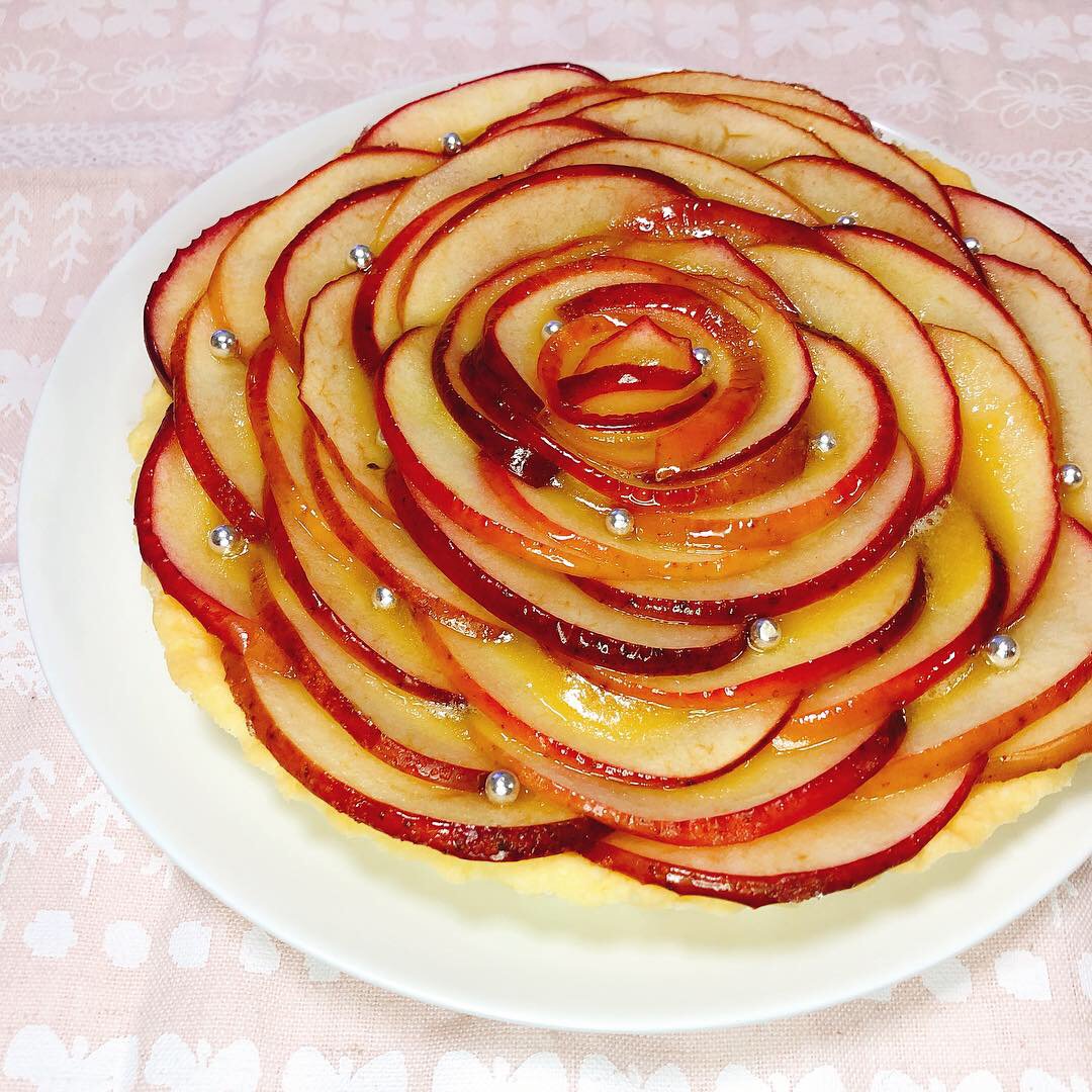 トミおじさんのりんご サンふじでアップルタルトを焼きました 煮りんごをバラの花に見えるようにりんごを飾って オーブンで焼くと出来上がり Cottaの デリシャス りんごのお花タルト のレシピを参考にしています アップルタルト サンふじ