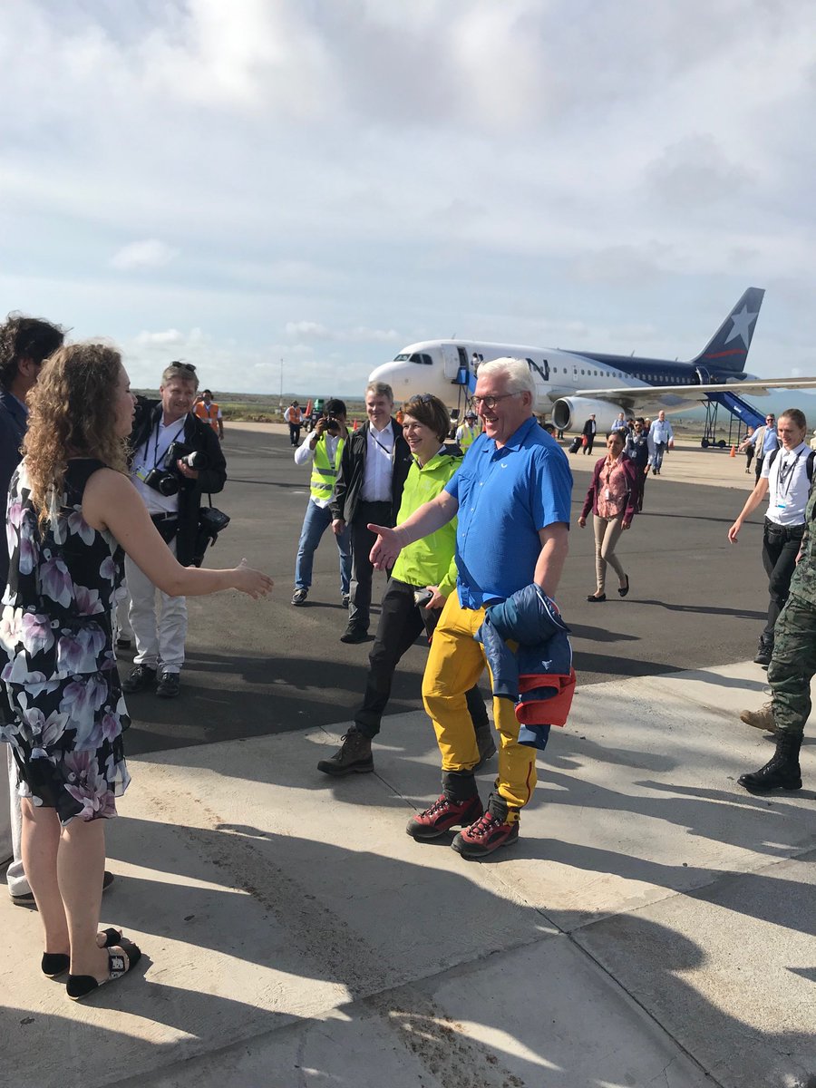 vmedick's tweet photo. Der Bundespräsident ist auf den Galapagos Inseln gelandet. Bisschen anderes Outfit als sonst. ⁦@SPIEGELONLINE⁩ ⁦@DerSPIEGEL⁩ https://t.co/vJqLRjeF6H