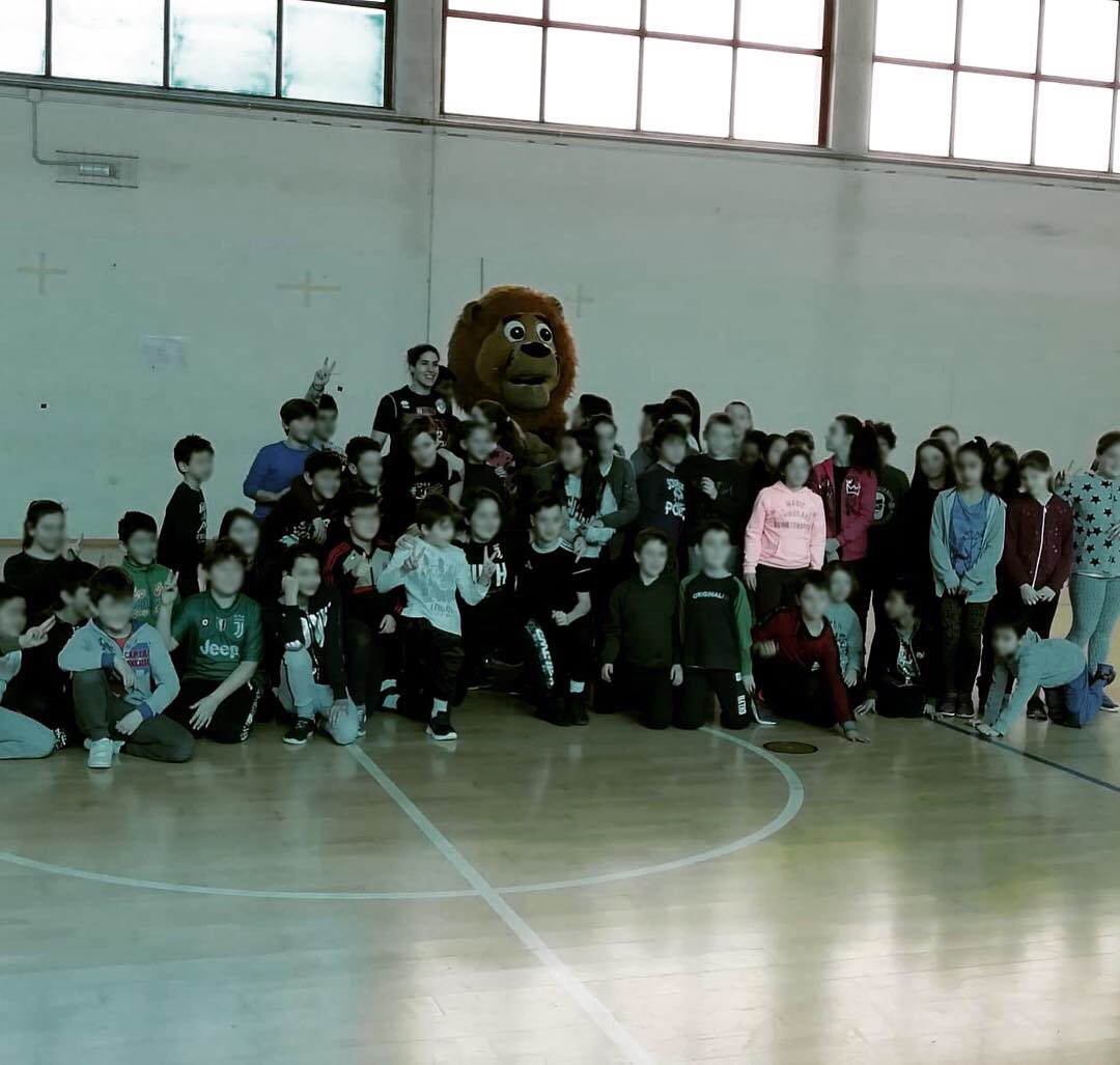 REYER1872's tweet photo. ⛹️‍♀️⛹️‍♂️📚
@SaraMade20 e Gaia #Gorini rispettivamente alla Scuola Primaria Vecellio di Mestre con il #Minibasket #Reyer e alla Scuola Primaria #Fucini di Favaro nell’ambito del #ProgettoScuola 📖🖌🏀! 
Buon divertimento ragazzi 😃🎊! 
#YouthAcademy #SchoolProgram #ReyerUp https://t.co/mGdbPTzqoS