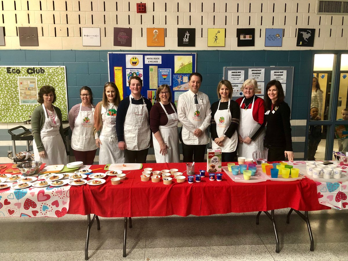 ED_HFFT's tweet photo. Busy day at the ⁦@AbbeyLanePS⁩ Breakfast program! Thanks for the help from  ⁦@stcrawford2⁩ ⁦@TEhlHarrison⁩ Fiona Fraser from ⁦@JohnOliverMP⁩ office and Therese Grant from ⁦@HaltonDairy⁩ #Feeduary ⁦@HaltonFFT⁩ https://t.co/DeXXNryUyn