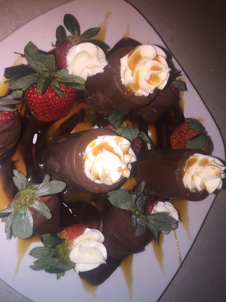 brandon51116360's tweet photo. #WhyAmIsingle on #Valentines
By me #ChefWilliams π¨πΎβπ³ #Chocolate shot glass with strawberry inside and cheesecake filling .... dipped strawberryβs and stuffed strawberries with caramel https://t.co/HpmUZv8PTt