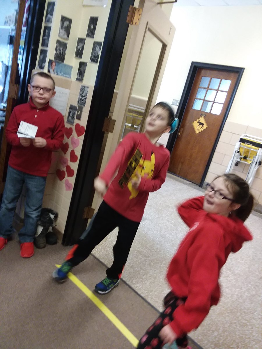 MHendersonMW's tweet image. Flying our v- gliders! Giving ideas of how to fly it further. #piolts #controlstation #2ndgradeMVP