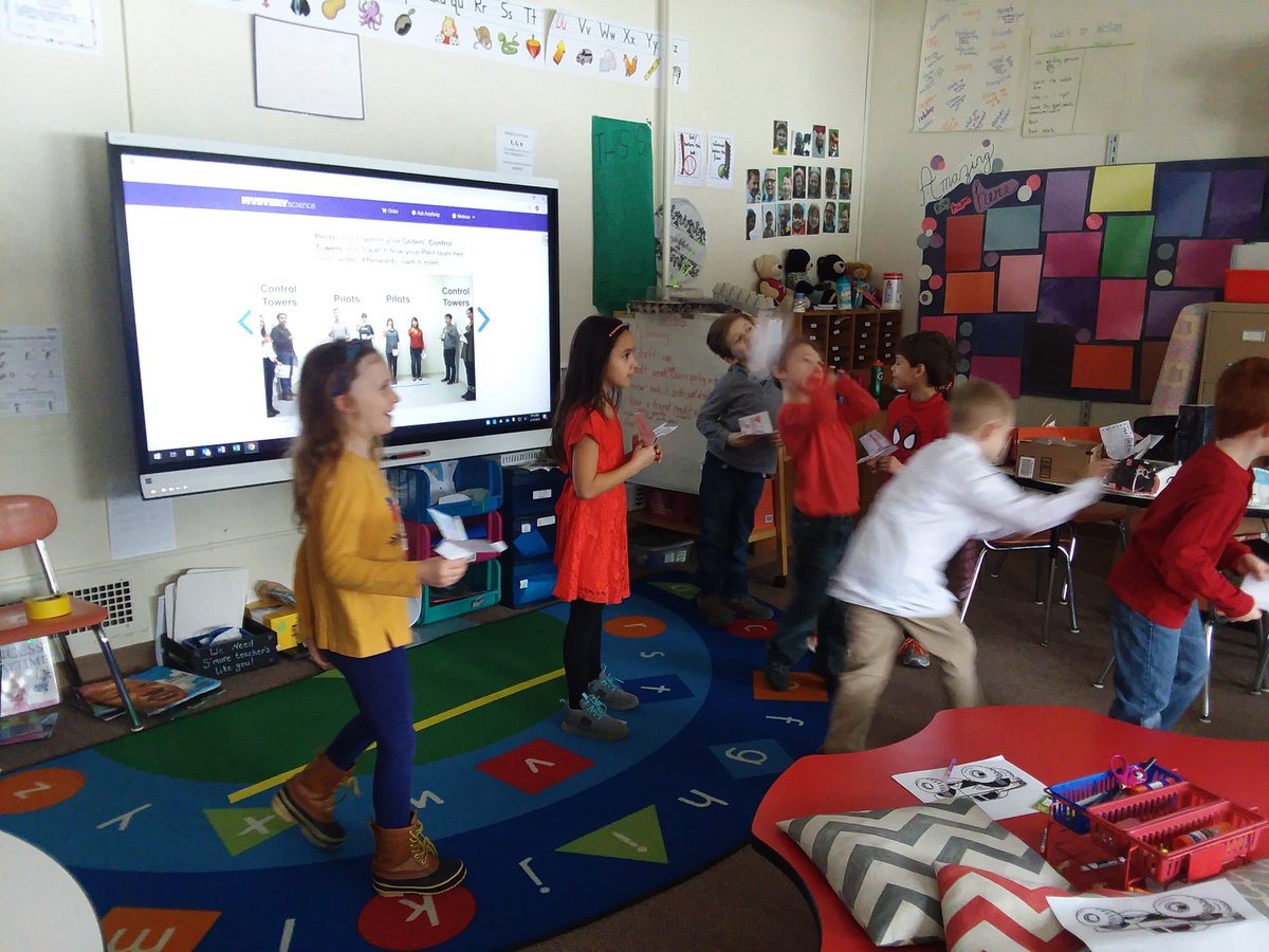 MHendersonMW's tweet image. Flying our v- gliders! Giving ideas of how to fly it further. #piolts #controlstation #2ndgradeMVP