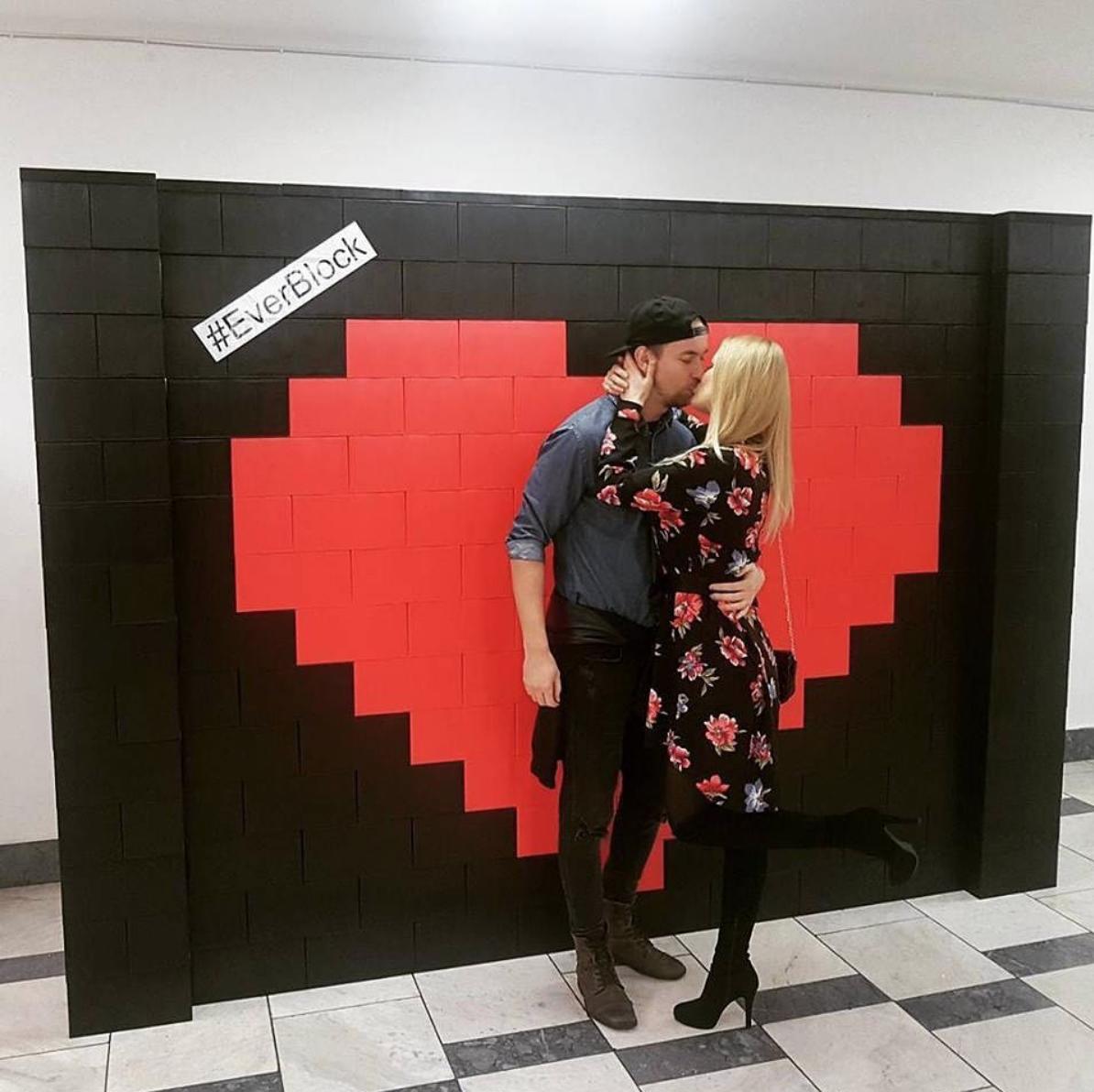 EverBlock's tweet photo. โค๏ธHappy Valentine's Day from #EverBlock!โค๏ธ
#valentinesday #valentine #happyvalentinesday #bemine #xoxo #love #hugs #hugsandkisses #romance #bigblocks #hearts #heart #8bit #jumboblocks #loversday #biglego #red #eventdesign #eventdecor #coolstuff #eventstructure #build #loveislove https://t.co/HbEwsUOkiF