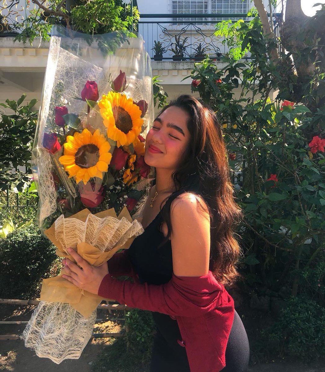 teambrillants's tweet photo. Andrea Brillantes ft. roses and sunflowers bouquet 🌹🌻 https://t.co/mDNVbcaFsv