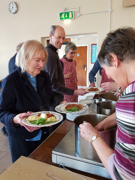 romseyabbey's tweet photo. Today, love may have been in the air but it was definitely in the cake! Our Valentine's Day #ParishLunch menu of Beef & Chestnut Casserole with Lemon Love Cake for dessert was well received. Red rose table decorations a thoughtful finishing touch too.
https://t.co/b1Ak1Btznw https://t.co/xR1OihNvrn