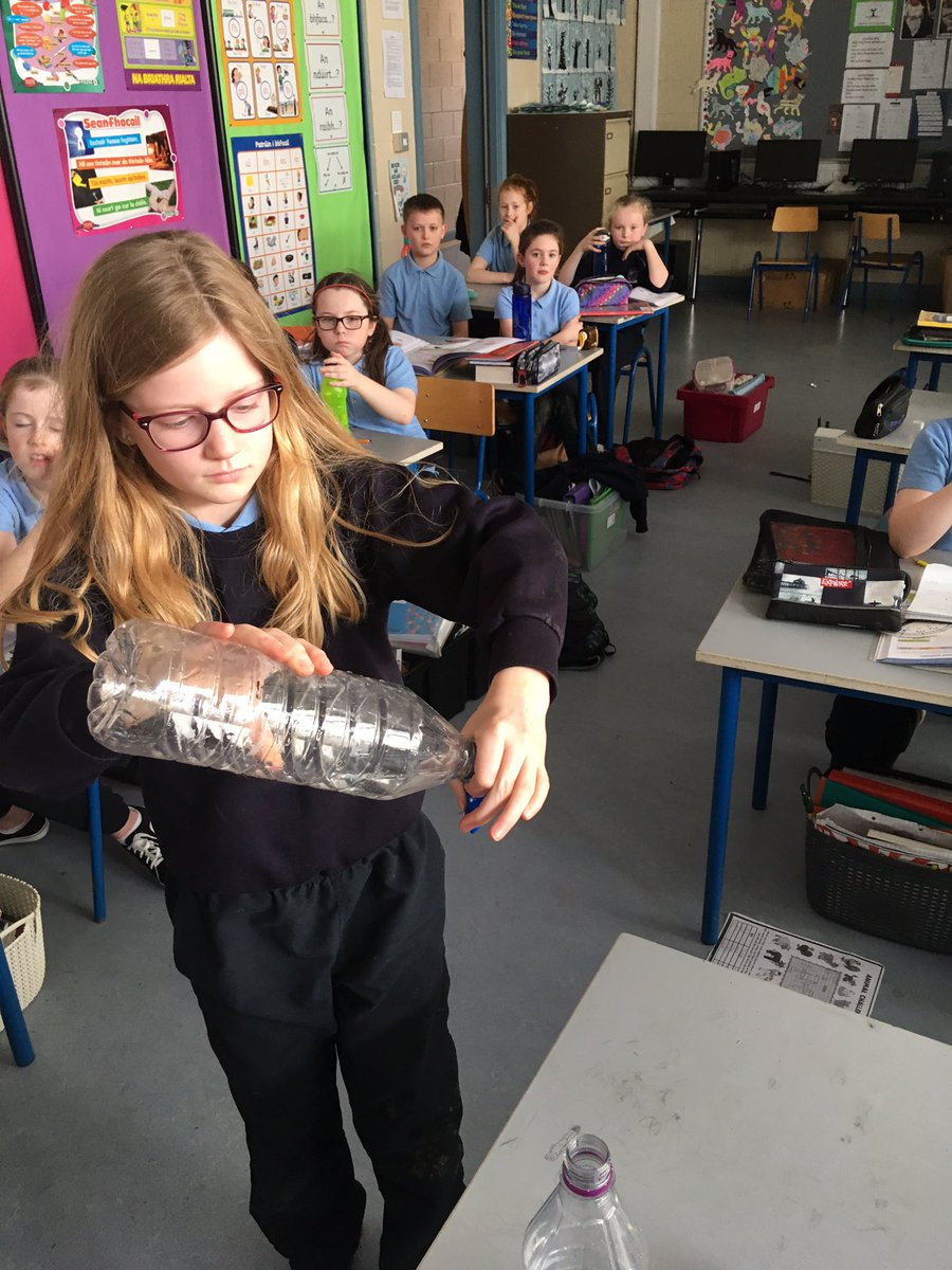 gaelscoildurlas's tweet photo. Féach! Tá na cailíní ag iarraidh an balún lán de uisce a chuir isteach sa bhuidéal! Great efforts being made to put the water balloon in the bottle but the pressure won out every time! #STEM #DIGITALCLUSTERS @LeanneEdu @PDSTPrimSTEM https://t.co/iJvmvqUCeZ