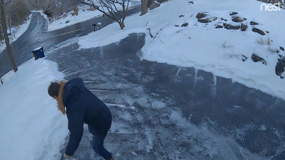 PhotoAdv's tweet image. Man slips on his icy driveway and goes for a wild ride vnbusinessforum.com/2019/02/14/man…