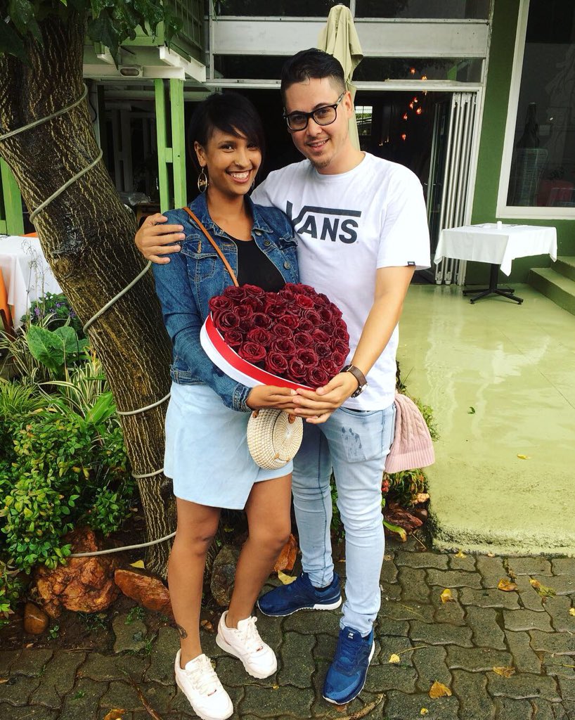 _courtneycomms's tweet photo. Her smile said it all!!😭😍❤️Just delivered our #YouStoleMyHeart #ValentinesDay prize giveaway to our lucky winner @i_am_nicblaze who surprised his gorgeous girlfriend with a lovely heart shaped rose box courtesy of  @liferosa.com_ 😍🌹Happy Valentine’s Day to you and yours! 😘 https://t.co/LiC3PNY9Cq