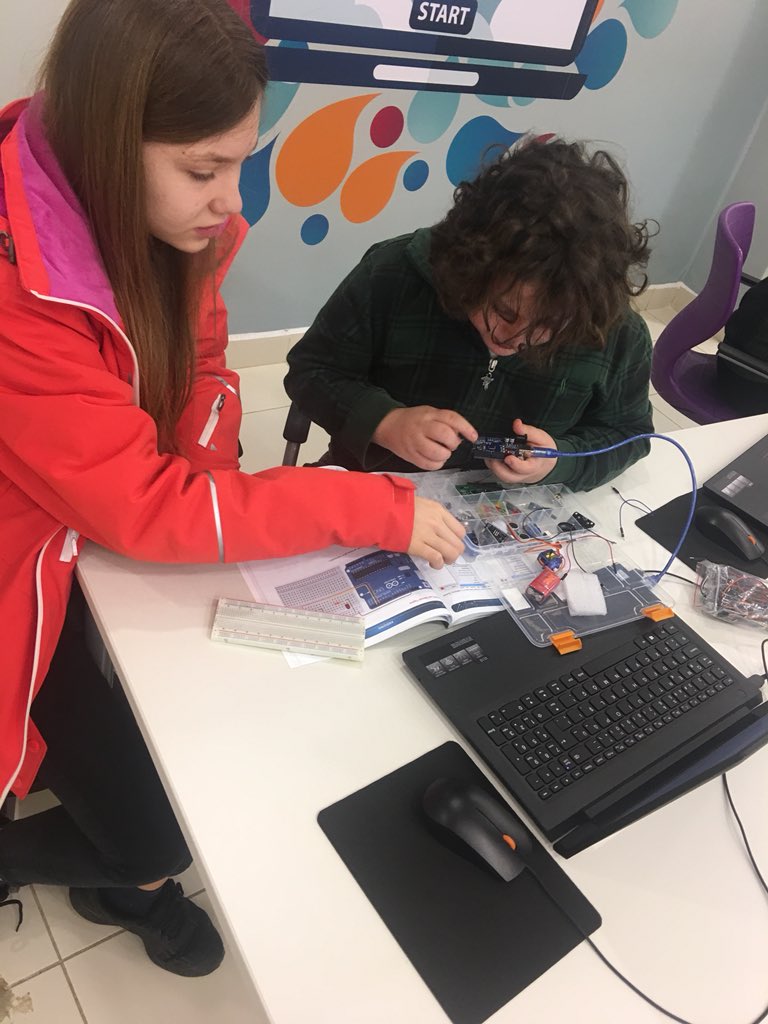 koltukzinnet's tweet photo. Mblock ve Ardunio ile çalışmaya başladık 👾🤖 #dogadaegitim #dogatech https://t.co/SUwtmiWOTr