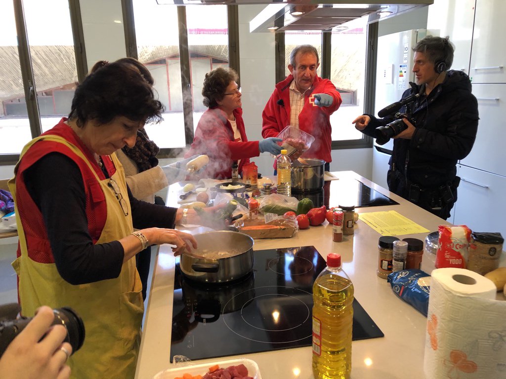 manuchis's tweet image. Mientras tanto, los voluntarios de la @CreuRojaBCN cocinan con los productos comprados #FoodMapping @Ideas_4_Change @pembarcelona