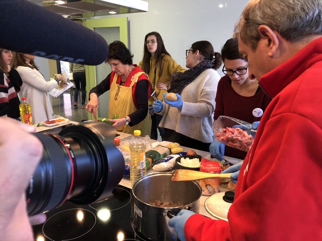 manuchis's tweet image. Mientras tanto, los voluntarios de la @CreuRojaBCN cocinan con los productos comprados #FoodMapping @Ideas_4_Change @pembarcelona