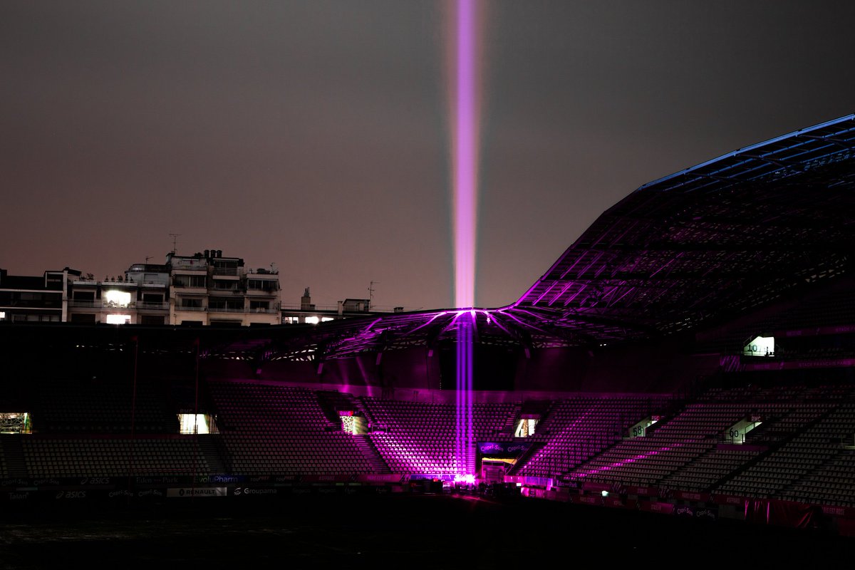 SportBuzzBizz's tweet photo. Façon Batman, le Stade Français éclaire le ciel parisien avec le « Pink Signal » 

https://t.co/bh4wt1O2J5 

#sfparis #top14 #pinksignal #rugby #parisestrose #jeanbouin https://t.co/gq5ElVxqt2