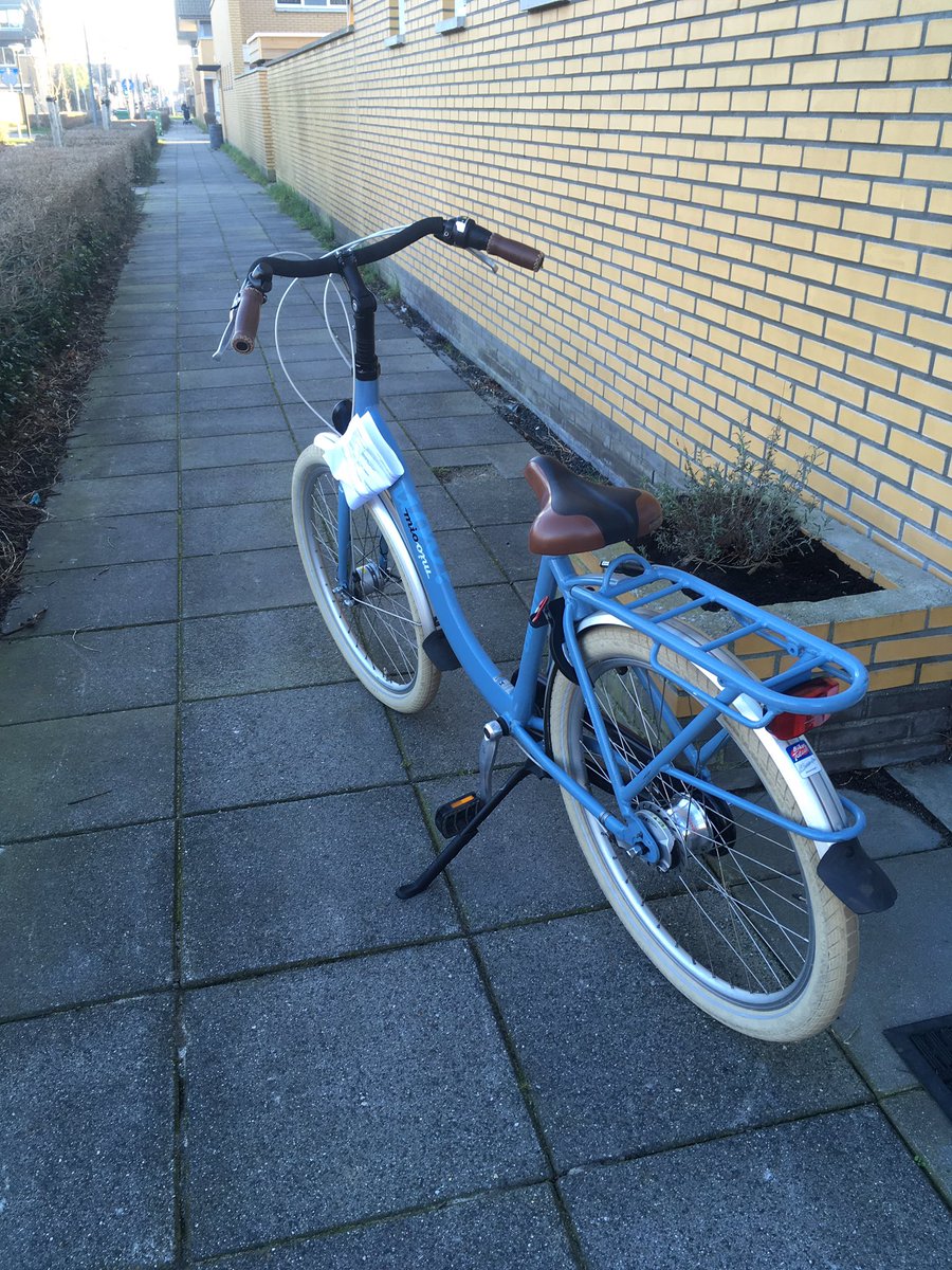 OutlanderNB's tweet photo. @giantbenelux hi! Ik heb de moederfiets Giant Mio op die foto en ik heb gelezen dat fietsen na bouwjaar 2011 kunnen Yepp stoeltje zonder adapter aan. Welke bouwjaar is deze fiets en kan dus een Yepp stoeltje direct aan? Dank! https://t.co/YAlGKDWJkB